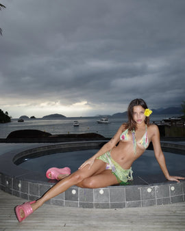 Alisson | Geblümtes Bikini-Set mit Perlen und Neckholder sowie Rock